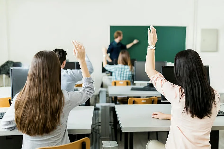 BAE'nin Yeni Yüksek Öğretim Yasası, Üniversite Sıralamalarına Göre Lisansüstü Performansa Öncelik Veriyor