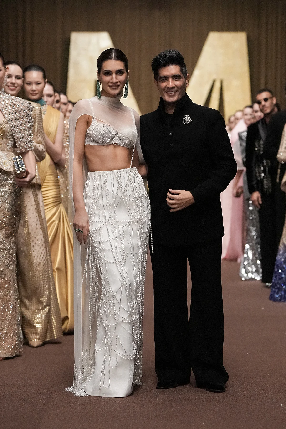 Bakın: Manish Malhotra, Dubai Moda Haftası 2026'da Büyük Bir Final Sunuyor