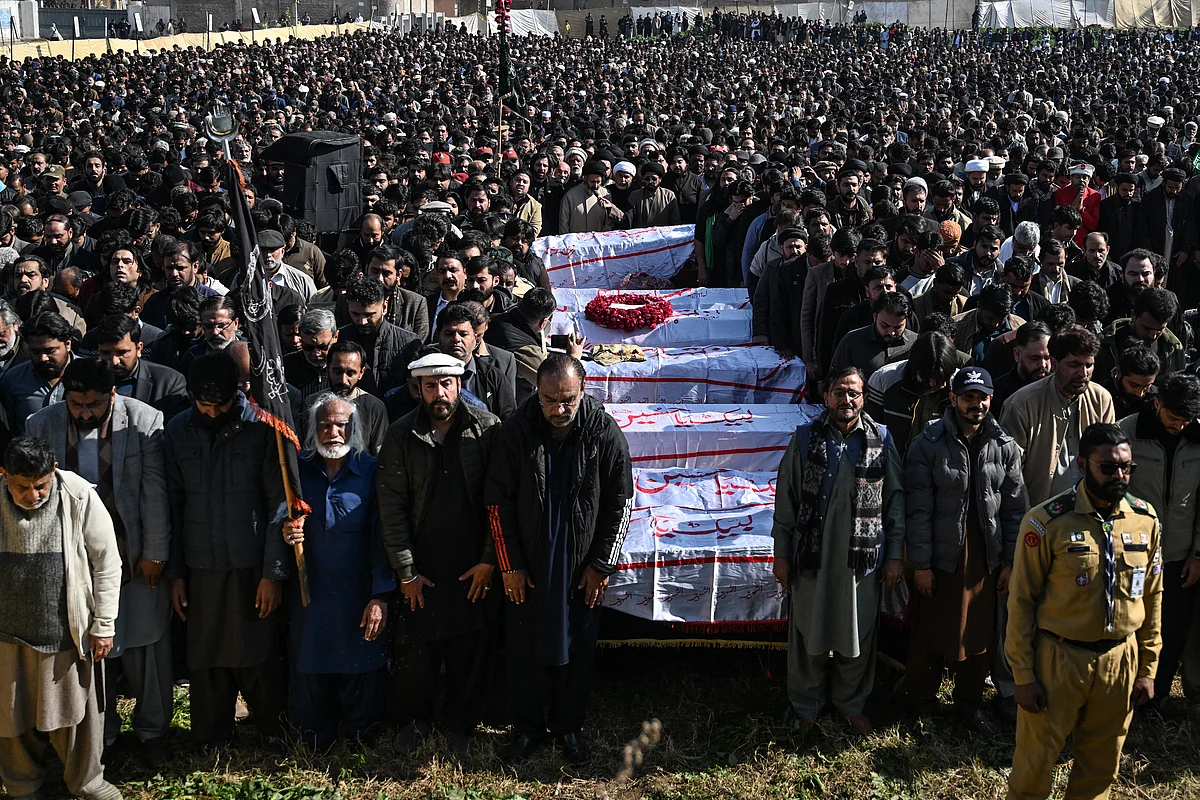 Bakın: Pakistan Cami İntihar Saldırısının Kurbanlarını Gömerken Binlerce Kişi Toplandı