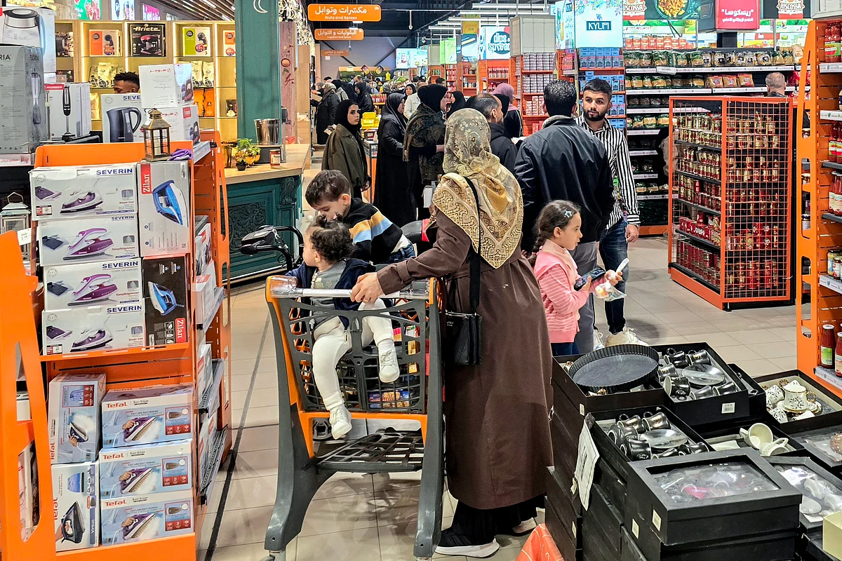 Bir Saatlik Kuyruklar, Yavaş Trafik: Ramazan Başlarken BAE Süpermarketlerinde Son Dakika Telaşı