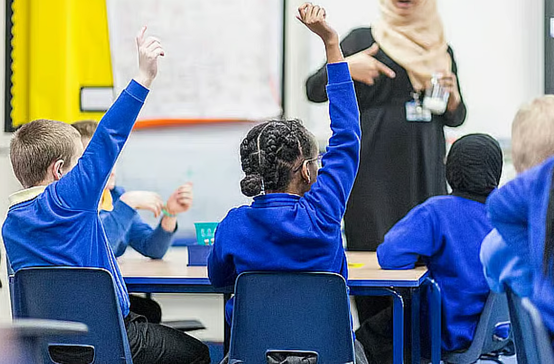 Daha fazla BAE Öğrencisi Cuma Günleri ve Resmi Tatillerden Önce Okulu Atlıyor mu?