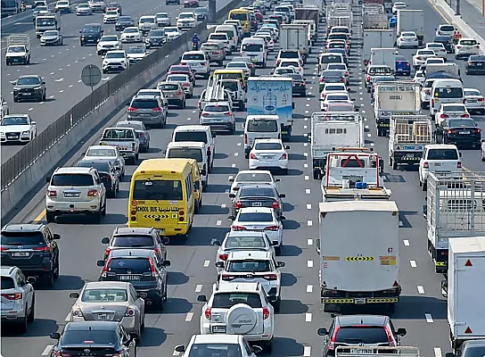 Sharjah Polisi, Emirates Trafik Kazasının Yaklaşık 30 Dakikalık Gecikmeye Neden Olduğu Konusunda Uyardı