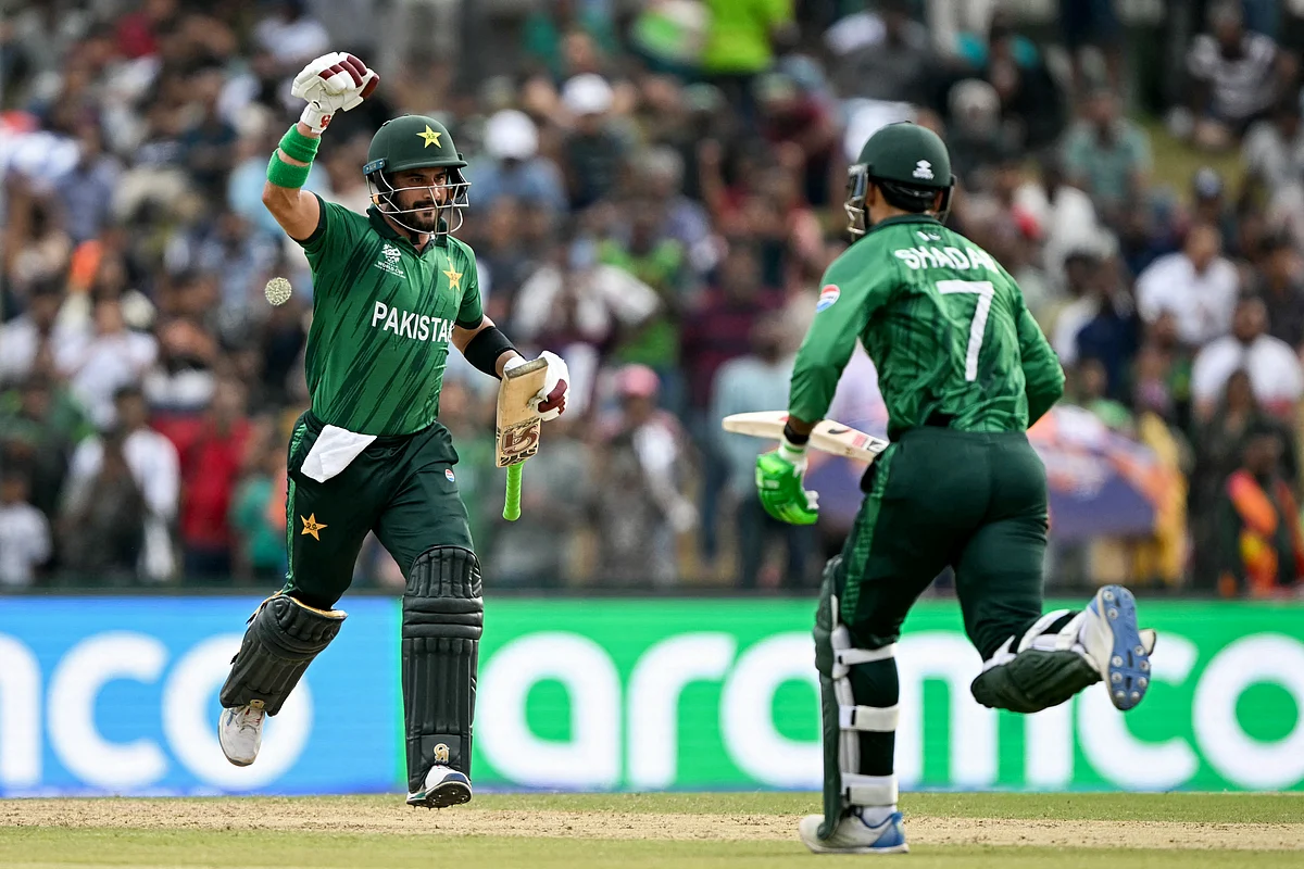 Farhan'ın İlk Tonu Pakistan'ı T20 Dünya Kupası Süper Sekize Fırlattı