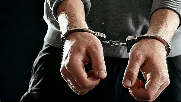 Filipinler, 3 Çin Vatandaşını Fazla Kalmaktan ve Sahte Kimlik Kullanmaktan Tutukladı