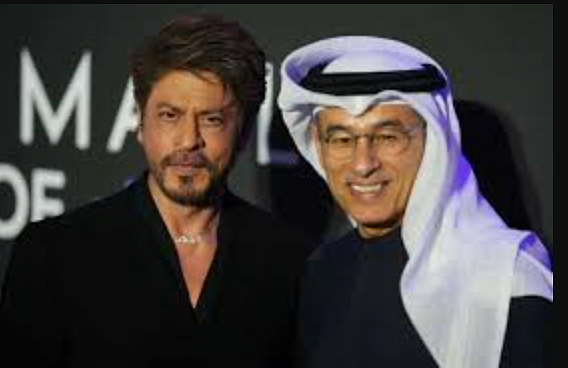 Fotoğraflarda: Srk, Dubai'deki Bir Defile Sırasında Emaar'ın Mohammed Alabbar'ına Nasıl Bağlandı?