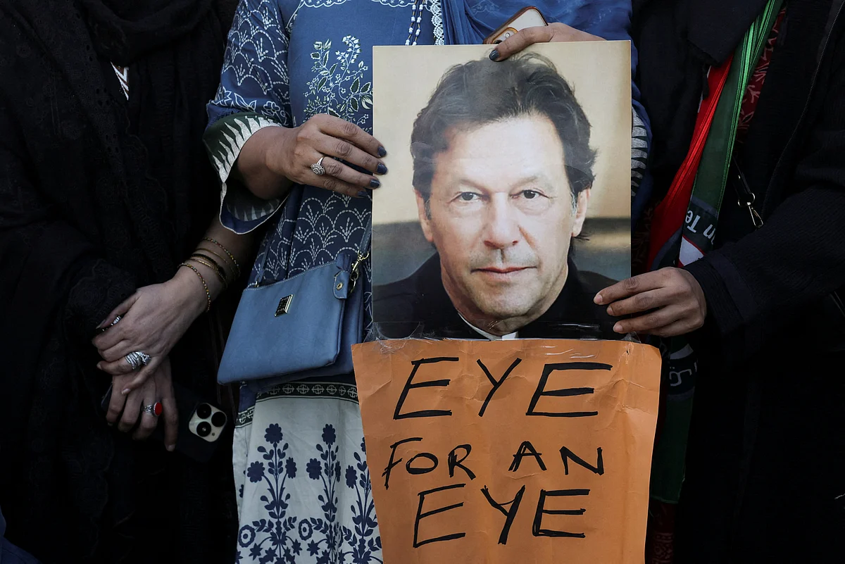 Hintli Kriket Efsaneleri Gavaskar ve Kapil, Pakistan'da Hapsedilen Imran Khan için Temyize Katıldı