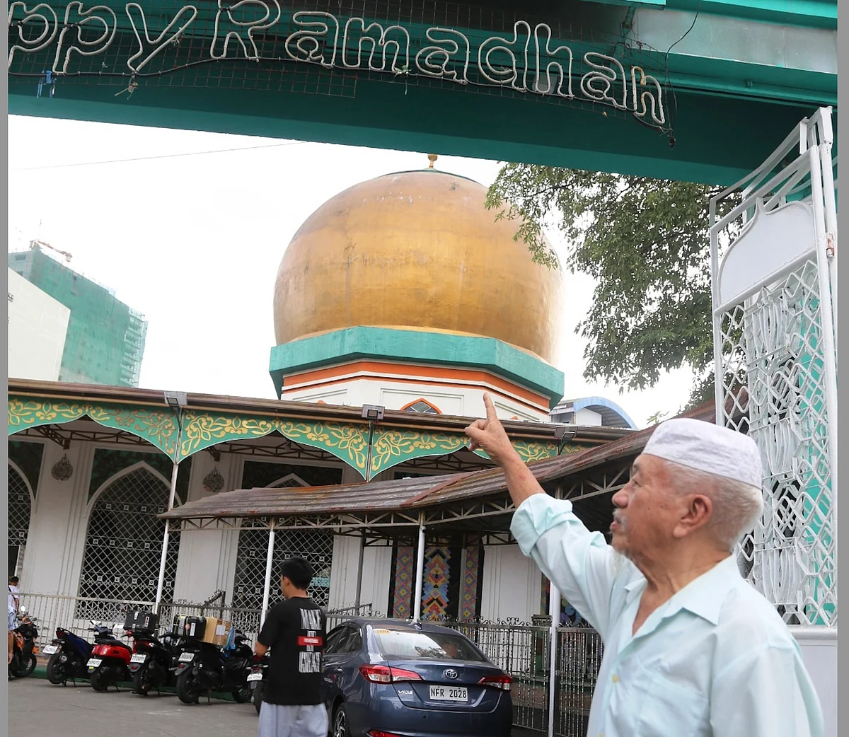 İnananlar Neden 50 Yıl Önce Kaddafi için inşa edilen Manila'nın Altın Camisine Akın Ediyor