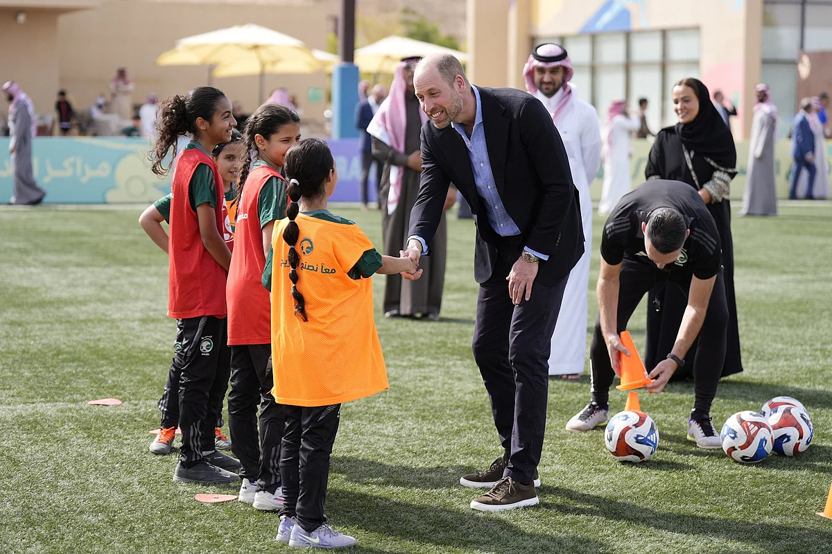 İzle: Prens William, Suudi Arabistan Kadın Takımından Futbolcularla Buluştu