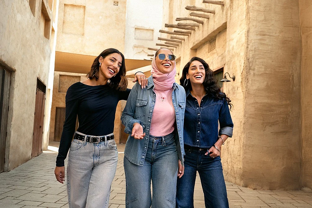 Levi's® Denimi Ortadoğu'da Kadınların Yaşam Ritmi için Yeniden Çerçeveliyor