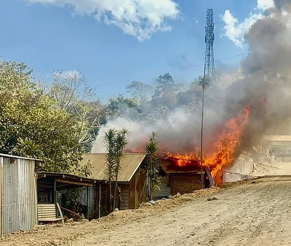 Manipur'da Çatışmalar Devam Ediyor; Evler Yandı, İnternet 5 Gün Askıya Alındı