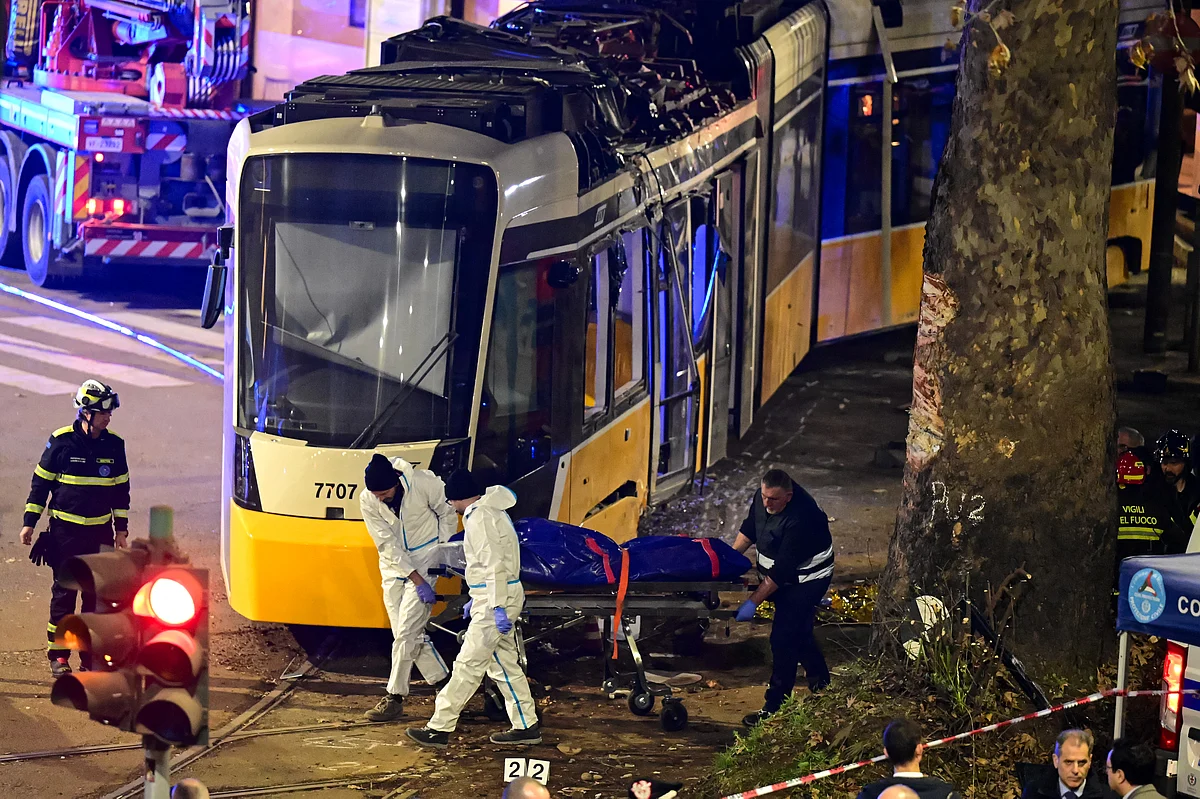 Milano'nun Merkezinde Tramvay Raydan Çıktı İki Ölü, 40 Yaralı