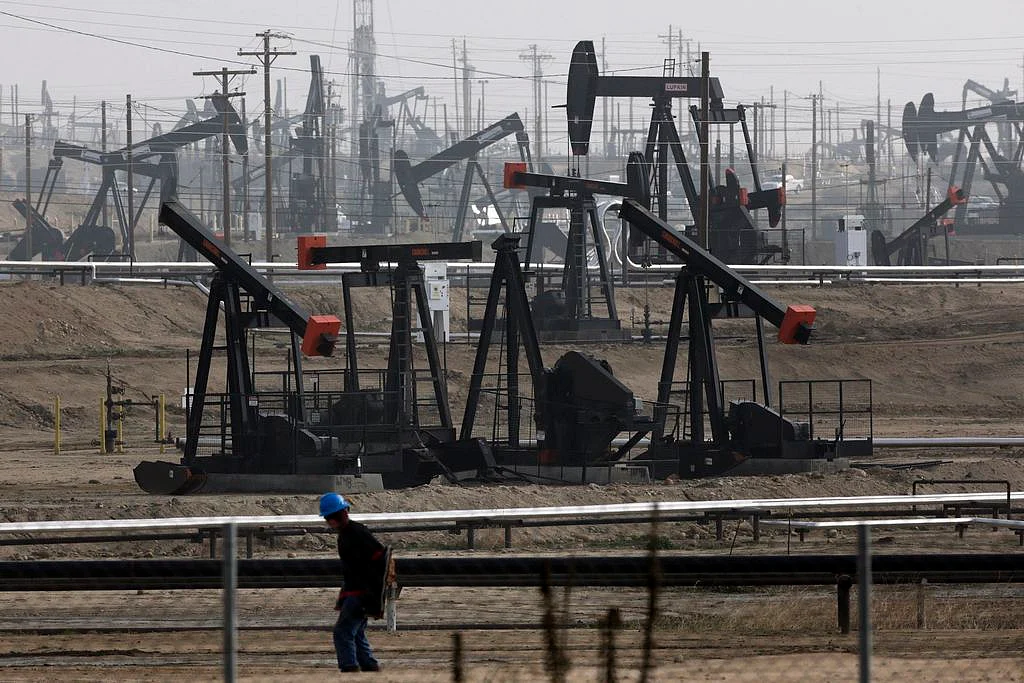 Petrol Fiyatları, Yüksek ABD Ham Petrol Stokları ve ABD-İran Pozitifliği Nedeniyle Yaklaşık %1,5 Düştü