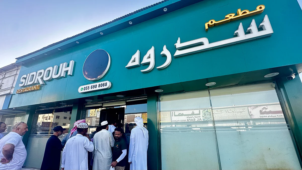 Ras Al Khaimah'taki Ramazan Telaşının Ortasında Popüler Sambosa Dükkanlarının Dışında Uzun Kuyruklar Başlıyor