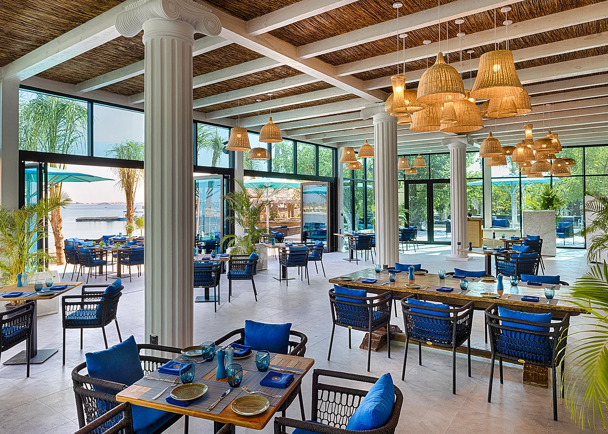 Restoran İncelemesi: Helios Deniz Kenarında Akdeniz Konforu Sunuyor