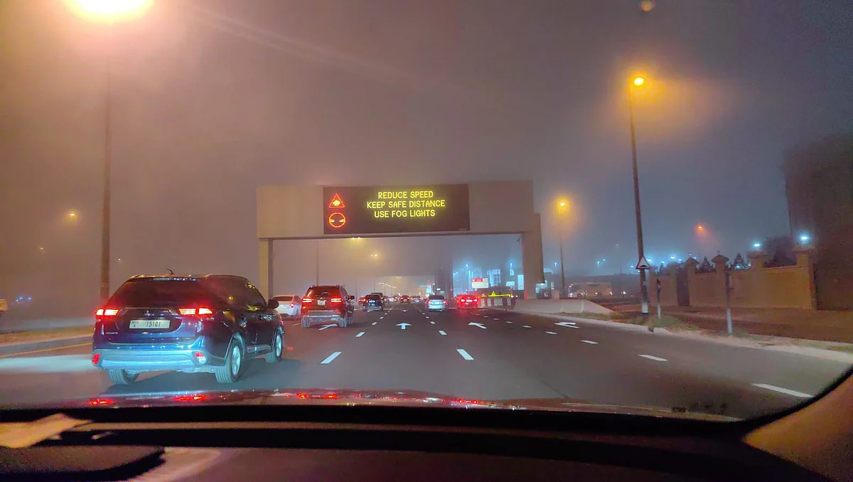 Sakinler Erken Trafikle Karşı Karşıya, BAE'nin Bazı Bölgelerini Canavar Sisi Kaplarken Düşük Görünürlük