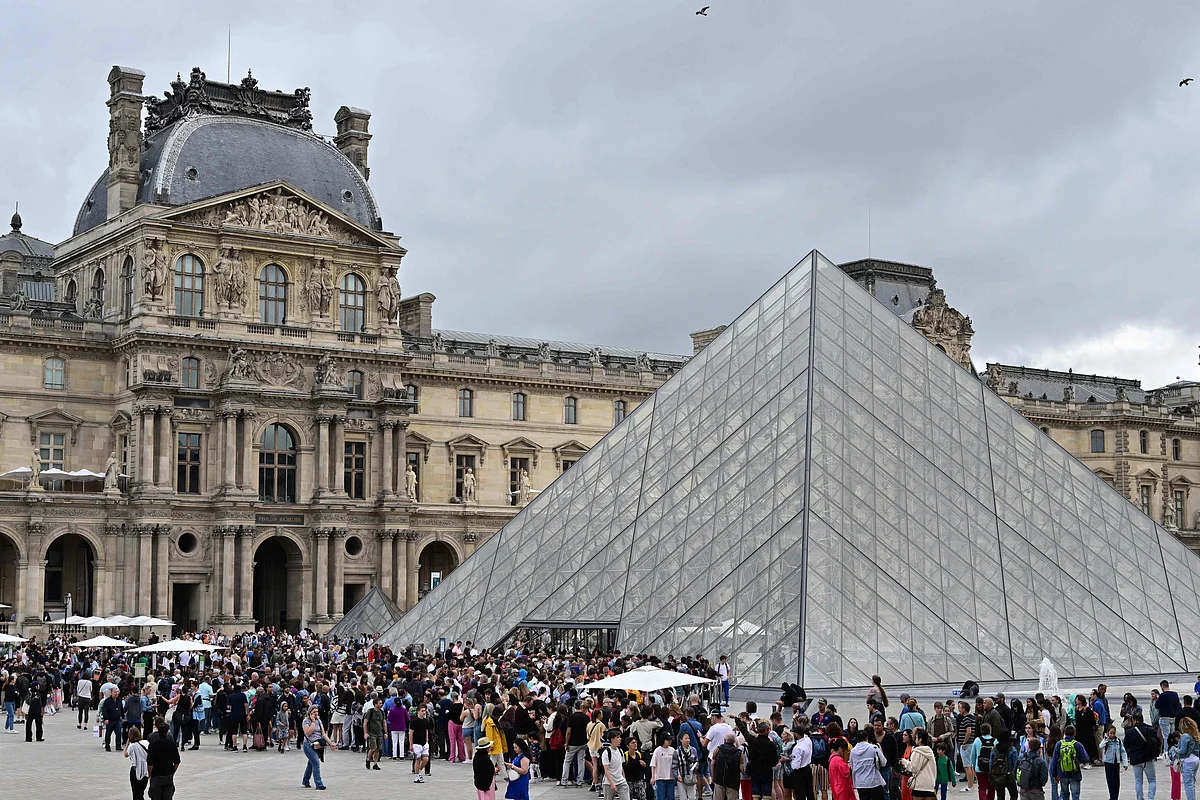 Suç Çetesi Louvre'da 11.86 Milyon Dolarlık Bilet Dolandırıcılığı Yaptı; Fransa Soruşturma Sırasında 9 Kişiyi Gözaltına Aldı
