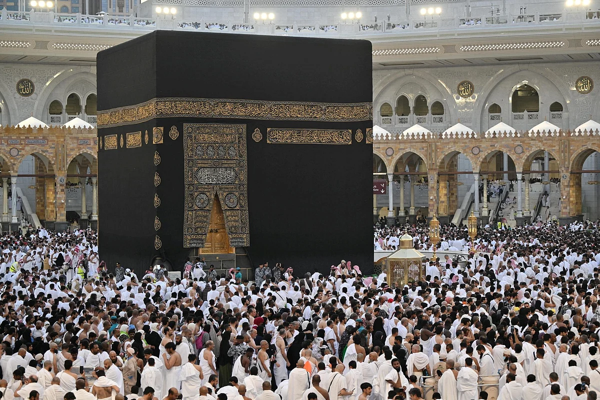 Suudi Arabistan 1.800 Umre Ajansını Askıya Aldı: BAE Operatörleri Hacıları Onaylanmış Planları Takip Etmeye Çağırıyor