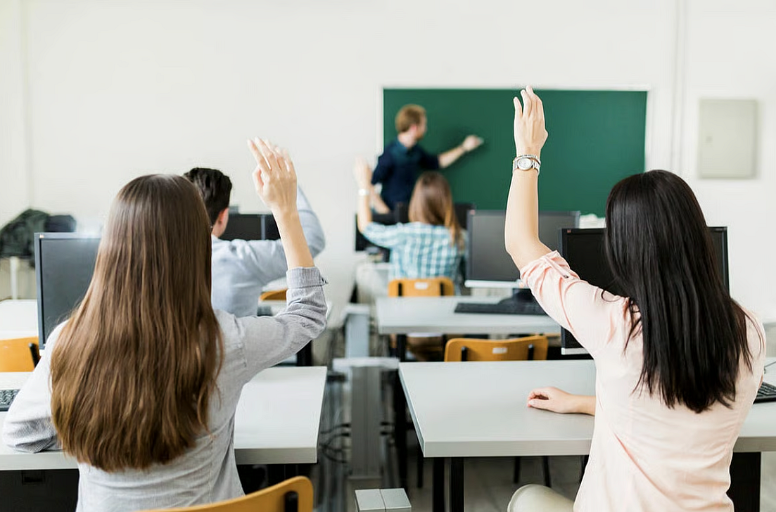 Teknolojiden Korkuyor musun? BAE Öğrencileri, Üniversite Ödevlerinde Yapay Zeka Yardımının Yanlış Suçlanmasından Korkuyor