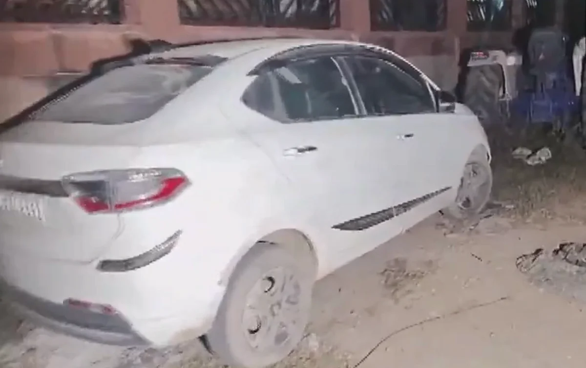 Park Etmiş Arabada Köprü Üzerinde Bulunan 3 Ceset; Zehirlenmesi Delhi Polisi Tarafından Şüpheli