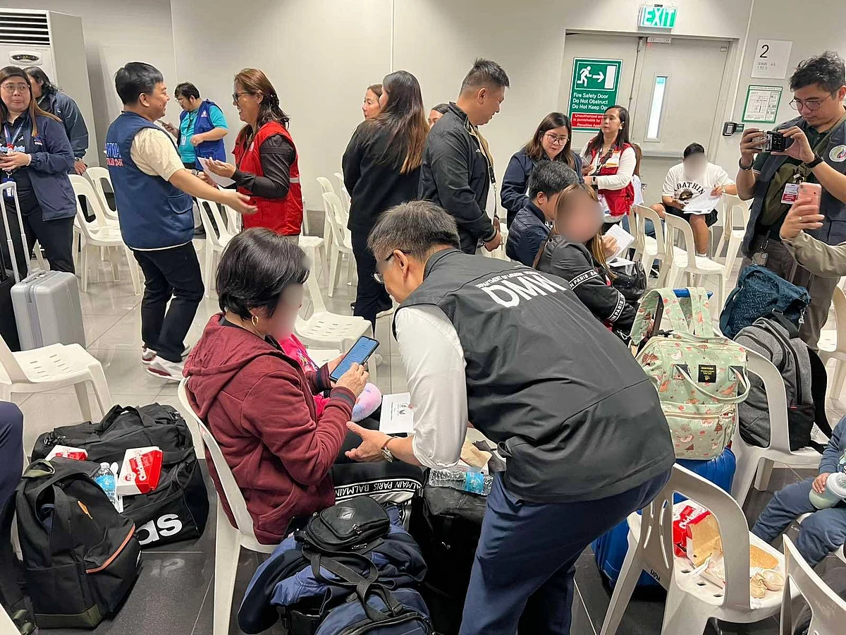 ABD / İsrail-İran Savaşı Sırasında BAE'de Mahsur Kalan 299 Filipinli Filipinler'e İndi