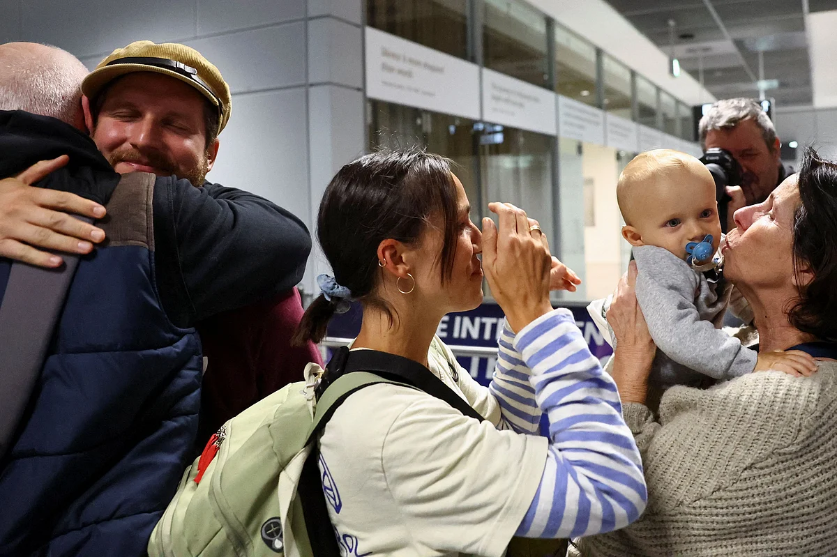 Birleşik Arap Emirlikleri'ndeki Amerikalılar, İran Çatışması Nedeniyle Uçuşlar, Umman ve Suudi Sınırı üzerinden Ayrılmaya Çağırdı