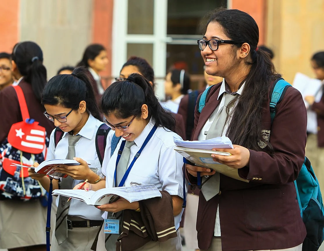 Cbse, Bölgesel Gerilimler Nedeniyle BAE Öğrencileri için Bazı Sınıf 10, 12 Kurul Sınavlarını Erteledi