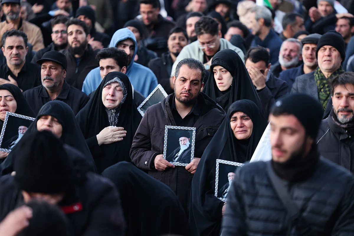 İran Lideri Hamaney'in Öldürülmesinin Yasını Tutmak için Binlerce Kişi Tahran'da Toplandı