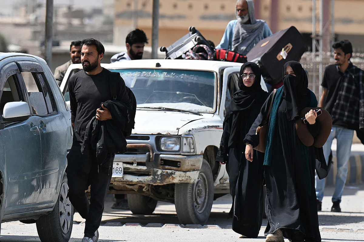 Pakistanlılar İran'dan Taftan Sınırını Geçerek Evlerine Döndüler